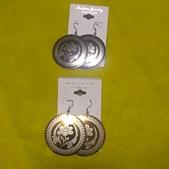 Jewelry - 2 pairs floral earrings black & silver bronze silv